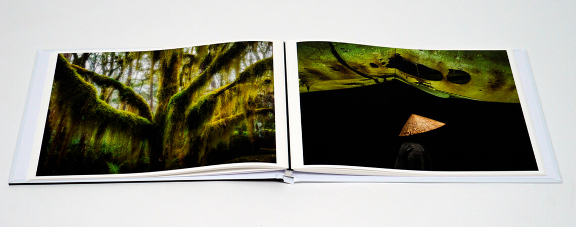 Using size and symmetry of photos in a photo book design